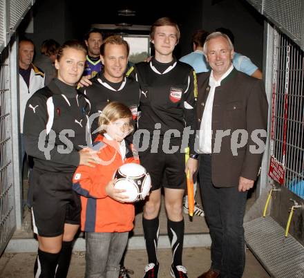 Fussball Kaerntner Liga. St. Veit gegen Treibach. Senka Omerhodzic, Schiedsrichter Thorsten Obwurzer, Stefan-Michael Wedenig, Landeshauptmann Gerhard Doerfler. St. Veit, am 16.5.2012.
Foto: Kuess
---
pressefotos, pressefotografie, kuess, qs, qspictures, sport, bild, bilder, bilddatenbank