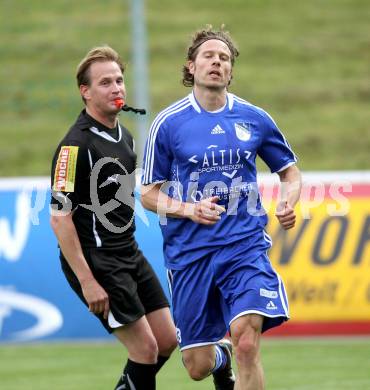 Fussball Kaerntner Liga. St. Veit gegen Treibach. Schiedsrichter Thorsten Obwurzer, Gunther Stoxreiter (Treibach). St. Veit, am 16.5.2012.
Foto: Kuess
---
pressefotos, pressefotografie, kuess, qs, qspictures, sport, bild, bilder, bilddatenbank