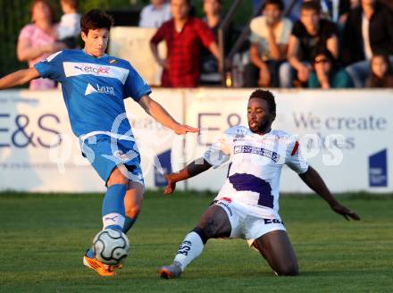 Fussball Regionalliga. SAK gegen VSV. Chrisian Makanda Mpaka, (SAK),  Andreas Dlopst  (VSV). Klagenfurt, am 25.5.2012.
Foto: Kuess
---
pressefotos, pressefotografie, kuess, qs, qspictures, sport, bild, bilder, bilddatenbank