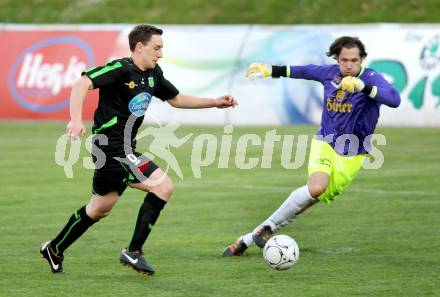 Fussball Kaerntner Liga. FC St. Veit gege Rapid Lienz. Manuel Pirmann (St. Veit), Markus Stocker (Lienz). St. Veit, 26.5.2012.
Foto: Kuess
---
pressefotos, pressefotografie, kuess, qs, qspictures, sport, bild, bilder, bilddatenbank