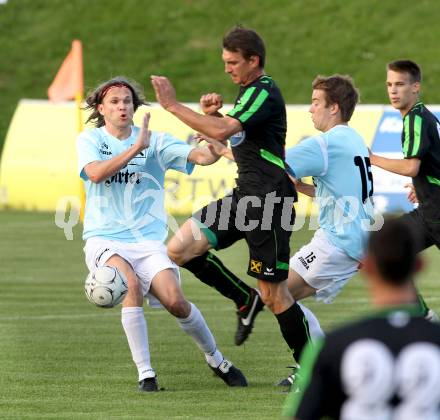 Fussball Kaerntner Liga. FC St. Veit gege Rapid Lienz. Guenther Scheucher, Ernst Komarek,  (St. Veit), Markus Sumerauer (Lienz). St. Veit, 26.5.2012.
Foto: Kuess
---
pressefotos, pressefotografie, kuess, qs, qspictures, sport, bild, bilder, bilddatenbank