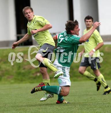 Fussball Unterliga Ost. DSG Sele Zell gegen St. Michael/Bleiburg. Martin Kelih Juergen Galo (Zell), Matija Smrtnik (St. Michael/Bl.). Zell Pfarre, am 27.5.2012.
Foto: Kuess
---
pressefotos, pressefotografie, kuess, qs, qspictures, sport, bild, bilder, bilddatenbank