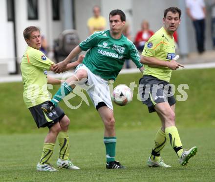 Fussball Unterliga Ost. DSG Sele Zell gegen St. Michael/Bleiburg. Martin Kelih, Peter Oraze (Zell), Michael Zidej (St. Michael/Bl.). Zell Pfarre, am 27.5.2012.
Foto: Kuess
---
pressefotos, pressefotografie, kuess, qs, qspictures, sport, bild, bilder, bilddatenbank