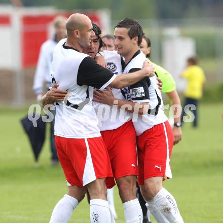 Fussball KFV Cup. SV Kraig gegen SV Spittal/Drau. Torjubel Senad Tiganj, Carlos Chaile,  Manuel Plattner (Spittal). Kraig, am 28.5.2012.
Foto: Kuess
---
pressefotos, pressefotografie, kuess, qs, qspictures, sport, bild, bilder, bilddatenbank