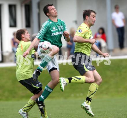 Fussball Unterliga Ost. DSG Sele Zell gegen St. Michael/Bleiburg. Martin Kelih, Peter Oraze (Zell), Michael Zidej (St. Michael/Bl.). Zell Pfarre, am 27.5.2012.
Foto: Kuess
---
pressefotos, pressefotografie, kuess, qs, qspictures, sport, bild, bilder, bilddatenbank