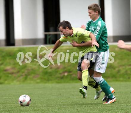 Fussball Unterliga Ost. DSG Sele Zell gegen St. Michael/Bleiburg. Toni Smrtnik (Zell), Matija Smrtnik (St. Michael/Bl.). Zell Pfarre, am 27.5.2012.
Foto: Kuess
---
pressefotos, pressefotografie, kuess, qs, qspictures, sport, bild, bilder, bilddatenbank