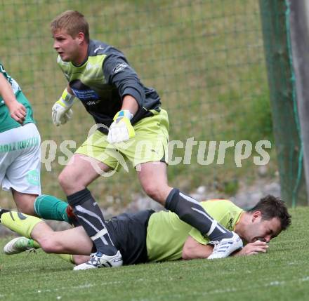 Fussball Unterliga Ost. DSG Sele Zell gegen St. Michael/Bleiburg. Philipp Rakuschek, Peter Oraze (Zell). Zell Pfarre, am 27.5.2012.
Foto: Kuess
---
pressefotos, pressefotografie, kuess, qs, qspictures, sport, bild, bilder, bilddatenbank