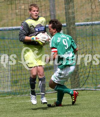 Fussball Unterliga Ost. DSG Sele Zell gegen St. Michael/Bleiburg. Philipp Rakuschek (Zell), Juergen Galo (St. Michael/Bl.). Zell Pfarre, am 27.5.2012.
Foto: Kuess
---
pressefotos, pressefotografie, kuess, qs, qspictures, sport, bild, bilder, bilddatenbank