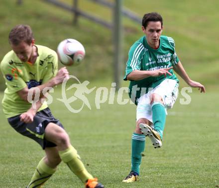 Fussball Unterliga Ost. DSG Sele Zell gegen St. Michael/Bleiburg. Martin Kelih(Zell), Pascal Lipusch (St. Michael/Bl.). Zell Pfarre, am 27.5.2012.
Foto: Kuess
---
pressefotos, pressefotografie, kuess, qs, qspictures, sport, bild, bilder, bilddatenbank