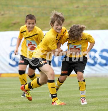 Fussball Schuelerliga. Spiel um Platz 1. FSSZ Spittal/Drau, BG BRG Villach-Perau. Jubel Spittal. St. Veit, am 31.5.2012.
Foto: Kuess
---
pressefotos, pressefotografie, kuess, qs, qspictures, sport, bild, bilder, bilddatenbank