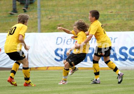 Fussball Schuelerliga. Spiel um Platz 1. FSSZ Spittal/Drau, BG BRG Villach-Perau. Torjubel Spittal. St. Veit, am 31.5.2012.
Foto: Kuess
---
pressefotos, pressefotografie, kuess, qs, qspictures, sport, bild, bilder, bilddatenbank