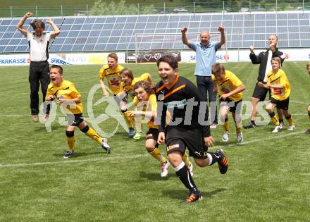 Fussball Schuelerliga. Spiel um Platz 1. FSSZ Spittal/Drau, BG BRG Villach-Perau. Jubel Spittal. St. Veit, am 31.5.2012.
Foto: Kuess
---
pressefotos, pressefotografie, kuess, qs, qspictures, sport, bild, bilder, bilddatenbank