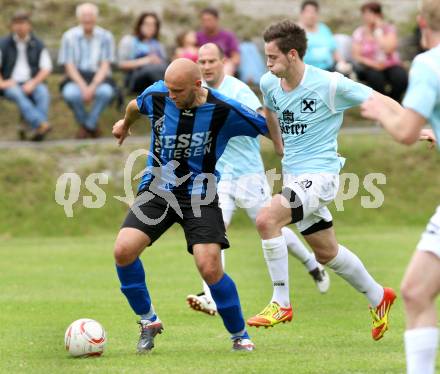 Fussball Kaerntner Liga. Drautal gegen St. Veit/Glan. Peric Luka (Drautal), Vaschauner Kevin (St.Veit). Feistritz/Drau, 1.6.2012.
Foto: Kuess
---
pressefotos, pressefotografie, kuess, qs, qspictures, sport, bild, bilder, bilddatenbank