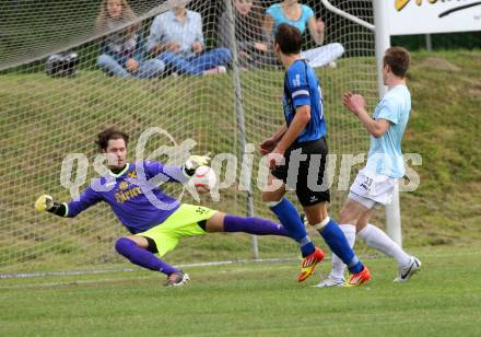 Fussball Kaerntner Liga. Drautal gegen St. Veit/Glan. Trupp Daniel (K) (Drautal), Adunka Roman, Pirmann Manuel (St.Veit). Feistritz/Drau, 1.6.2012.
Foto: Kuess
---
pressefotos, pressefotografie, kuess, qs, qspictures, sport, bild, bilder, bilddatenbank