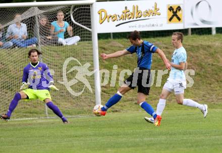 Fussball Kaerntner Liga. Drautal gegen St. Veit/Glan. Trupp Daniel (K) (Drautal), Adunka Roman, Pirmann Manuel (St.Veit). Feistritz/Drau, 1.6.2012.
Foto: Kuess
---
pressefotos, pressefotografie, kuess, qs, qspictures, sport, bild, bilder, bilddatenbank