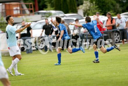 Fussball Kaerntner Liga. Drautal gegen St. Veit/Glan. Torjubel Gavran Denis, Sandriesser Rudolf (Drautal). Feistritz/Drau, 1.6.2012.
Foto: Kuess
---
pressefotos, pressefotografie, kuess, qs, qspictures, sport, bild, bilder, bilddatenbank