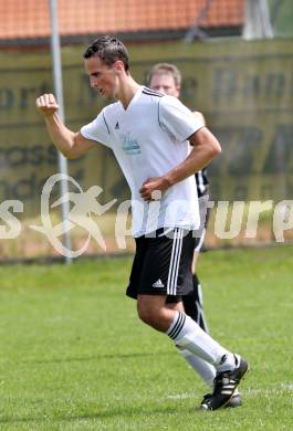 Fussball. Kaerntner Liga. Eberndorf gegen Maria Saal. Torjubel Hadzisulejmanovic Admir (Eberndorf). Eberndorf, 3.6.2012.
Foto: Kuess
---
pressefotos, pressefotografie, kuess, qs, qspictures, sport, bild, bilder, bilddatenbank