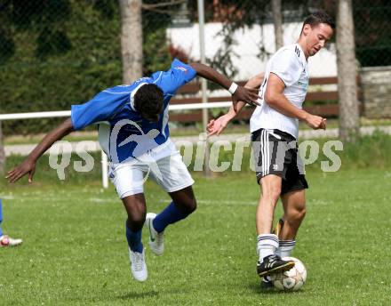 Fussball. Kaerntner Liga. Eberndorf gegen Maria Saal. Hadzisulejmanovic Admir (Eberndorf), Mpaka Bernhard (Maria Saal). Eberndorf, 3.6.2012.
Foto: Kuess
---
pressefotos, pressefotografie, kuess, qs, qspictures, sport, bild, bilder, bilddatenbank