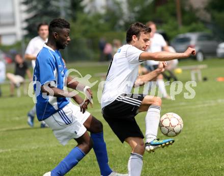 Fussball. Kaerntner Liga. Eberndorf gegen Maria Saal. Golautschnig Ernst (Eberndorf), Mpaka Bernhard (Maria Saal). Eberndorf, 3.6.2012.
Foto: Kuess
---
pressefotos, pressefotografie, kuess, qs, qspictures, sport, bild, bilder, bilddatenbank