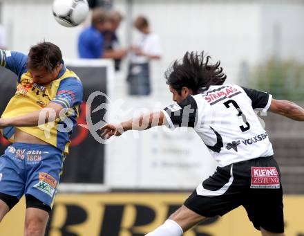 Fussball KFV Cup. Finale. SV Spittal gegen Kraig.  Carlos Chaile,  (Spittal), Rene Weichsler (Kraig). Spittal, 6.6.2012.
Foto: Kuess
---
pressefotos, pressefotografie, kuess, qs, qspictures, sport, bild, bilder, bilddatenbank