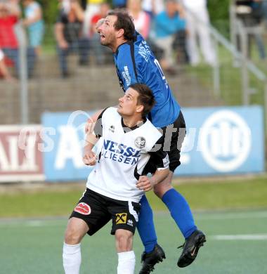 Fussball Kaerntner Liga. Spittal/Drau gegem Drautal. Manuel Plattner,  (Spittal), Bernd Huber (Drautal).  Spittal 8.6.2012
Foto: Kuess

---
pressefotos, pressefotografie, kuess, qs, qspictures, sport, bild, bilder, bilddatenbank