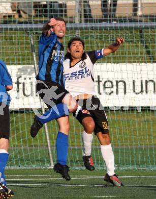 Fussball Kaerntner Liga. Spittal/Drau gegem Drautal. Carlos Chaile, (Spittal),  Bernd Huber  (Drautal).  Spittal 8.6.2012
Foto: Kuess

---
pressefotos, pressefotografie, kuess, qs, qspictures, sport, bild, bilder, bilddatenbank