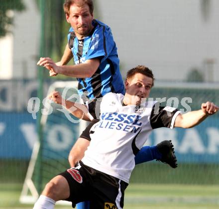 Fussball Kaerntner Liga. Spittal/Drau gegem Drautal. Manuel Plattner, (Spittal), Bernd Huber  (Drautal).  Spittal 8.6.2012
Foto: Kuess

---
pressefotos, pressefotografie, kuess, qs, qspictures, sport, bild, bilder, bilddatenbank