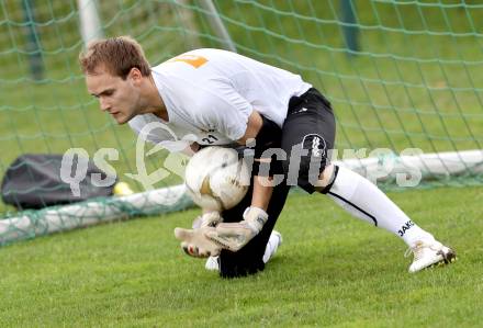 Fussball Bundesliga. Trainingsbeginn SK WAC/St. Andrae. Marco Knaller. St. Andrae, 12.6.2012.
Foto: Kuess
---
pressefotos, pressefotografie, kuess, qs, qspictures, sport, bild, bilder, bilddatenbank