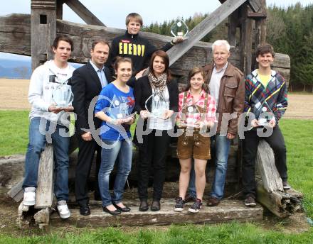 Schi Alpin. Siegerehrung Raiffeisen Schuelercup. Andreas Thamer, Peter Gauper (Raiffeisen), Selina Millonig, Felix Hacker, Nadine Fest, Jennifer Starc, Willibald Liberda (Praesident Kaerntner Landesschiverband), Daniel Marinz. Holz, am 20.4.2012.
Foto: Kuess
---
pressefotos, pressefotografie, kuess, qs, qspictures, sport, bild, bilder, bilddatenbank