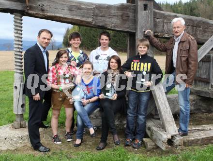 Schi Alpin. Siegerehrung Raiffeisen Schuelercup. Peter Gauper (Raiffeisen), Jennifer Starc, Daniel Marinz, Selina Millonig, Andreas Thamer, Nadine Fest, Felix Hacker, Willibald Liberda (Praesident Kaerntner Landesschiverband). Holz, am 20.4.2012.
Foto: Kuess
---
pressefotos, pressefotografie, kuess, qs, qspictures, sport, bild, bilder, bilddatenbank