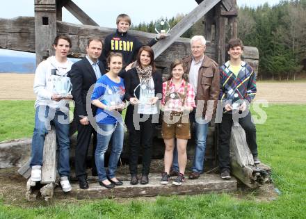 Schi Alpin. Siegerehrung Raiffeisen Schuelercup. Andreas Thamer, Peter Gauper (Raiffeisen), Selina Millonig, Felix Hacker, Nadine Fest, Jennifer Starc, Willibald Liberda (Praesident Kaerntner Landesschiverband), Daniel Marinz. Holz, am 20.4.2012.
Foto: Kuess
---
pressefotos, pressefotografie, kuess, qs, qspictures, sport, bild, bilder, bilddatenbank