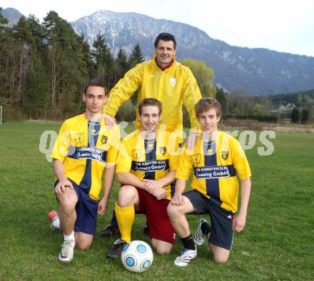 Fussball. 2. Klasse D. DSG Ferlach. Trainer Thomas Begusch, Mostecky Thomas, Schaunik Alexander, Michelitsch Florian. Ferlach, 18.4.2012.
Foto: Kuess 
---
pressefotos, pressefotografie, kuess, qs, qspictures, sport, bild, bilder, bilddatenbank