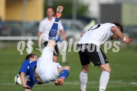 Fussball Kaerntner Liga. Eberndorf gegen WAC/St. Andrae Amateure.  Martin Sager, (Eberndorf), Dominik Rotter (WAC). Eberndorf, am 12.5.2012.
Foto: Kuess
---
pressefotos, pressefotografie, kuess, qs, qspictures, sport, bild, bilder, bilddatenbank