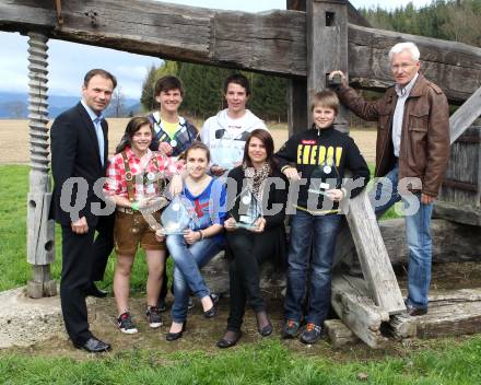 Schi Alpin. Siegerehrung Raiffeisen Schuelercup. Peter Gauper (Raiffeisen), Jennifer Starc, Daniel Marinz, Selina Millonig, Andreas Thamer, Nadine Fest, Felix Hacker, Willibald Liberda (Praesident Kaerntner Landesschiverband). Holz, am 20.4.2012.
Foto: Kuess
---
pressefotos, pressefotografie, kuess, qs, qspictures, sport, bild, bilder, bilddatenbank