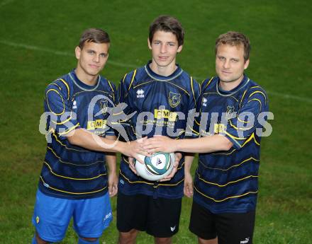 Fussball. 1. Klasse D. FC Poggersdorf. Karpf Andreas, Krenn Fabian, Bierbaumer Gunther. Poggersdorf, 22.5.2012.
Foto: Kuess 
---
pressefotos, pressefotografie, kuess, qs, qspictures, sport, bild, bilder, bilddatenbank