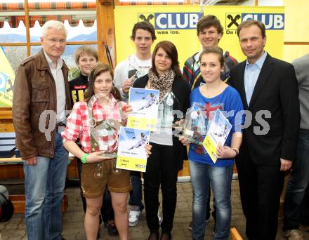 Schi Alpin. Siegerehrung Raiffeisen Schuelercup. Willibald Liberda (Praesident Kaerntner Landesschiverband),  Felix Hacker, Jennifer Starc, Andreas Thamer, Nadine Fest, Daniel Marinz, Selina Millonig, Peter Gauper (Raiffeisen). Holz, am 20.4.2012.
Foto: Kuess
---
pressefotos, pressefotografie, kuess, qs, qspictures, sport, bild, bilder, bilddatenbank