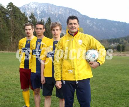 Fussball. 2. Klasse D. DSG Ferlach. Trainer Thomas Begusch, Michelitsch Florian, Mostecky Thomas, Schaunik Alexander. Ferlach, 18.4.2012.
Foto: Kuess 
---
pressefotos, pressefotografie, kuess, qs, qspictures, sport, bild, bilder, bilddatenbank