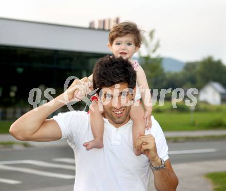 Fussball. Bundesliga. WAC/St. Andrae.  Jacobo mit Tochter Cayetana. Klagenfurt, 19.6.2012.
Foto: Kuess
---
pressefotos, pressefotografie, kuess, qs, qspictures, sport, bild, bilder, bilddatenbank