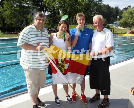 Alpe Adria Sommer Jugendsportspiele 25. - 28. Juni 2012. Burgenland - Steiermark. Schwimmen. Wolfgang Platzer (Generalsekretaer Alpe Adria), Katharina Egger, Heiko Gigler, Landessportdirektor Reinhard Tellian.
Foto: Kuess
---
pressefotos, pressefotografie, kuess, qs, qspictures, sport, bild, bilder, bilddatenbank