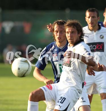 Fussball Testspiel. RZ Pellets WAC gegen VSV. Dario Baldauf (WAC), Michael Kirisits (VSV). Woelfnitz, am 29.6.2012.
Foto: Kuess
---
pressefotos, pressefotografie, kuess, qs, qspictures, sport, bild, bilder, bilddatenbank
