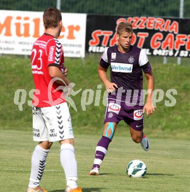 Fussball Bundesliga. Testspiel. SV Feldkirchen gegen Austria Wien. Gruber (Feldkirchen), Alexander Gruenwald (Austria Wien). Feldkirchen, am 30.6.2012.
Foto: Kuess

---
pressefotos, pressefotografie, kuess, qs, qspictures, sport, bild, bilder, bilddatenbank