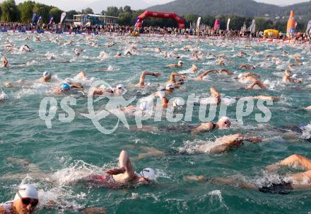 Ironman Austria. Schwimmen, Radfahren, Laufen. Schwimmstart. Klagenfurt, 1.7.2012
Foto: Kuess

---
pressefotos, pressefotografie, kuess, qs, qspictures, sport, bild, bilder, bilddatenbank