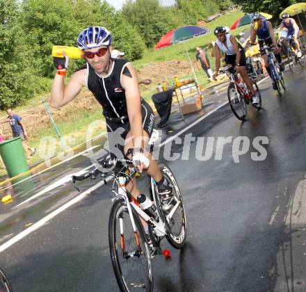 Ironman Austria. Schwimmen, Radfahren, Laufen. Erfrischung. Drobollach, 1.7.2012
Foto: Kuess

---
pressefotos, pressefotografie, kuess, qs, qspictures, sport, bild, bilder, bilddatenbank