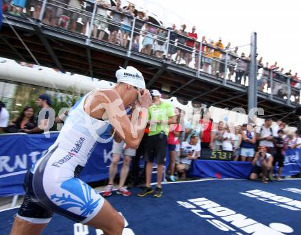 Ironman Austria. Schwimmen, Radfahren, Laufen. Schwimmausstieg. Klagenfurt, 1.7.2012
Foto: Kuess

---
pressefotos, pressefotografie, kuess, qs, qspictures, sport, bild, bilder, bilddatenbank