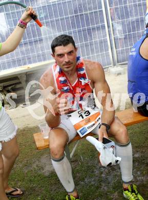 Ironman Austria. Schwimmen, Radfahren, Laufen. Erfrischung, Abkuehlung. Klagenfurt, 1.7.2012
Foto: Kuess

---
pressefotos, pressefotografie, kuess, qs, qspictures, sport, bild, bilder, bilddatenbank