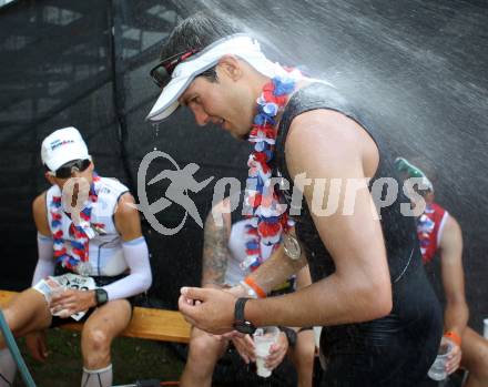 Ironman Austria. Schwimmen, Radfahren, Laufen. Erfrischung, Abkuehlung. Klagenfurt, 1.7.2012
Foto: Kuess

---
pressefotos, pressefotografie, kuess, qs, qspictures, sport, bild, bilder, bilddatenbank