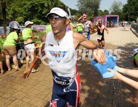 Ironman Austria. Schwimmen, Radfahren, Laufen. Erfrischung, Abkuehlung. Klagenfurt, 1.7.2012
Foto: Kuess

---
pressefotos, pressefotografie, kuess, qs, qspictures, sport, bild, bilder, bilddatenbank