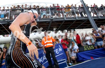 Ironman Austria. Schwimmen, Radfahren, Laufen. Schwimmausstieg. Klagenfurt, 1.7.2012
Foto: Kuess

---
pressefotos, pressefotografie, kuess, qs, qspictures, sport, bild, bilder, bilddatenbank