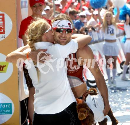 Ironman Austria. Schwimmen, Radfahren, Laufen. Faris Al-Sultan wird von Freundin Ina Reinders empfangen (GER).  Klagenfurt, 1.7.2012
Foto: Kuess

---
pressefotos, pressefotografie, kuess, qs, qspictures, sport, bild, bilder, bilddatenbank