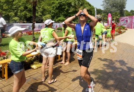 Ironman Austria. Schwimmen, Radfahren, Laufen. Erfrischung, Abkuehlung. Klagenfurt, 1.7.2012
Foto: Kuess

---
pressefotos, pressefotografie, kuess, qs, qspictures, sport, bild, bilder, bilddatenbank